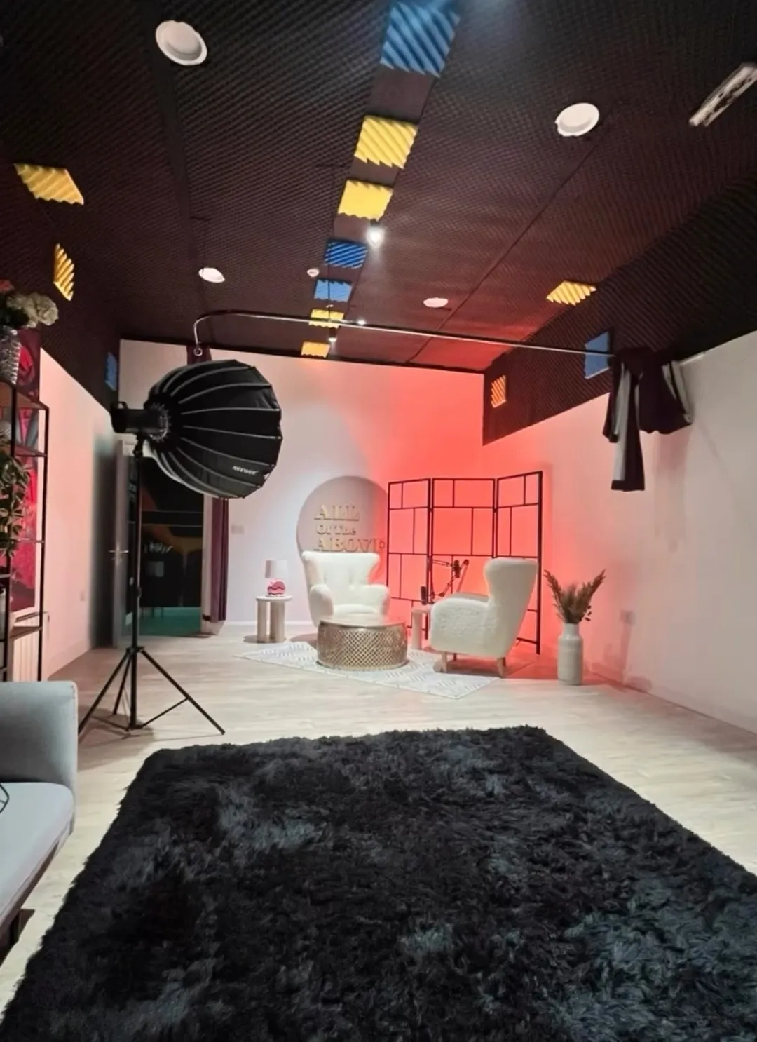 The blush-pink arch set with bouclé chairs