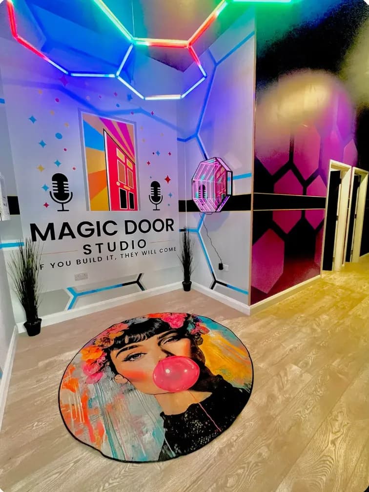 The entrance: neon hexagon ceiling, the Magic Door logo wall and the bubble-gum girl rug